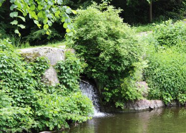su birikintisi üzerinden akışını 