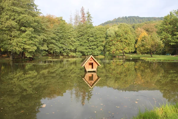 Maison sur un étang Photo De Stock