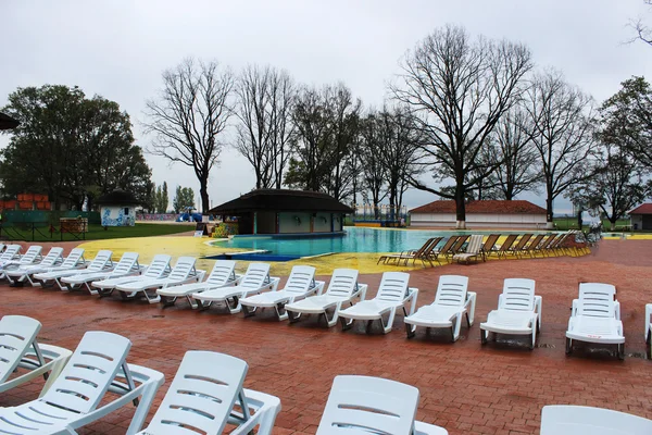 Havuzun kenarındaki dinlenme yerleri.