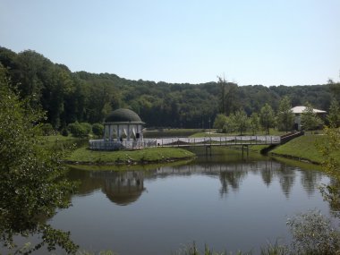 Çardak gölet üzerinde