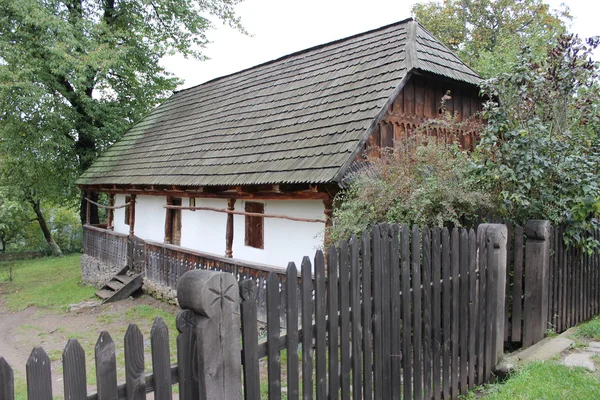 Karpat house, Ukrayna