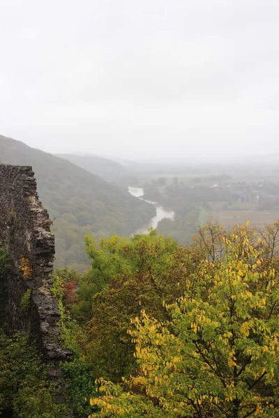 Dağların eteklerinde, nehir