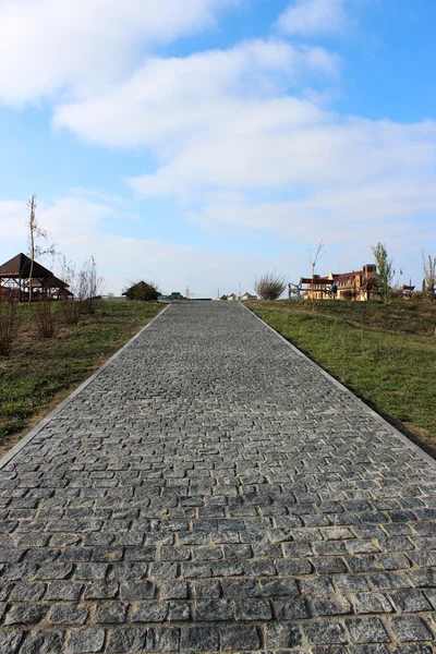 Gökyüzüne doğru uzanan taş yol 