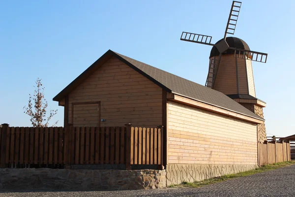 Küçük ahşap değirmen 
