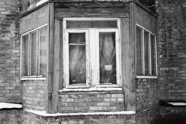 Eski bir evin ahşap penceresi