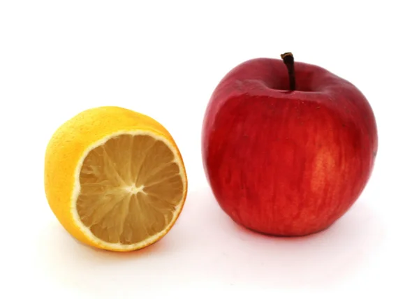 Limão fatiado e maçã vermelha — Fotografia de Stock