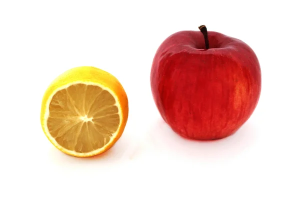 Dilimlenmiş limon ve kırmızı elma