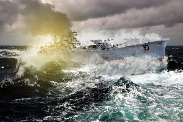 Buque de guerra navegando en un mar tormentoso — Foto de Stock