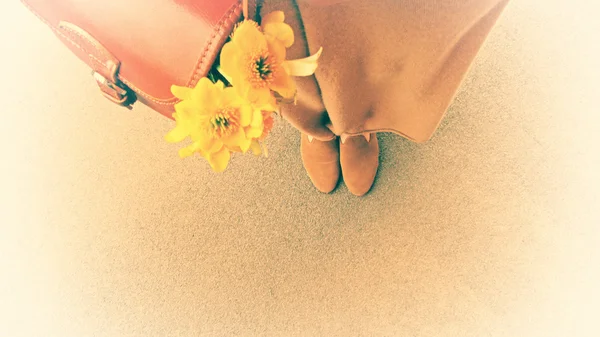 Weibliche Beine Handtasche mit Blumen — Stockfoto
