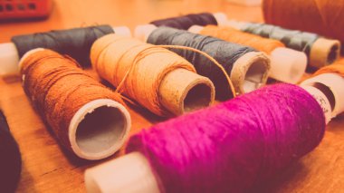 Ahşap arka planda aksesuarlar dikiliyor