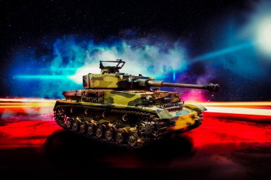 Gece yolda Alman tankı tarafından parlak ışık yaktı