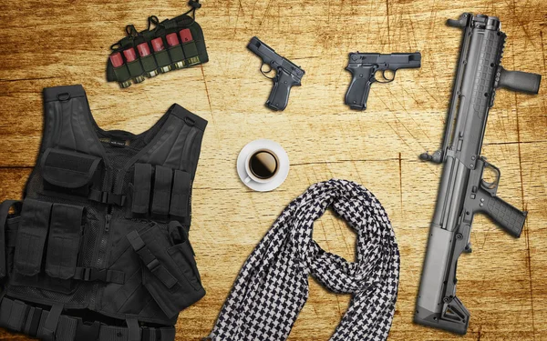 Waffen auf dem Tisch — Stockfoto