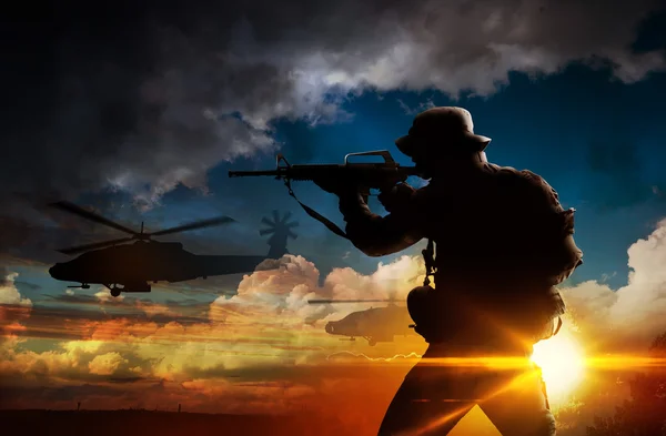 Silhouette of soldier at sunset — Stock Photo, Image