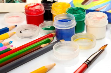 boyalar ve beyaz zemin üzerine kalem