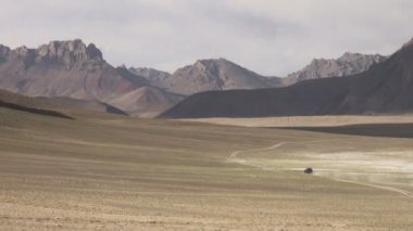 Jeep kurak bir vadi erişir