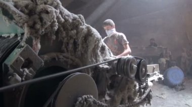 bir pamuk fabrikasında çalışan adam