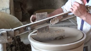 seramik kaplar yapma adam