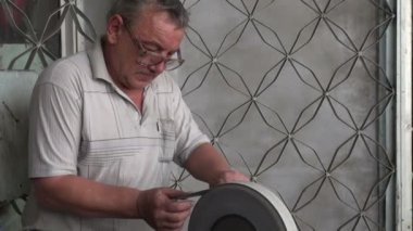 Bir adam bıçak bileme