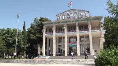 Üniversite binasında yürüyen insanlar