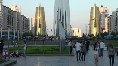 Astana'da bir bankanın iki altın kulesi.