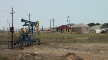 Büyük bir petrol alanında petrol eşeği