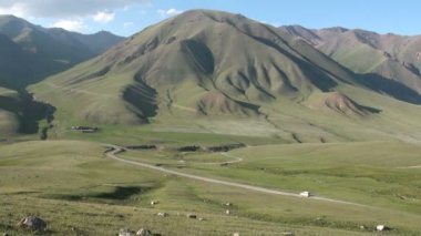 Bir araba bir dağ sahne ile sürücü