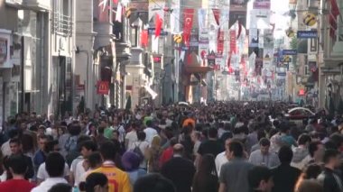 İnsanlar alışveriş caddesi boyunca yürürler.