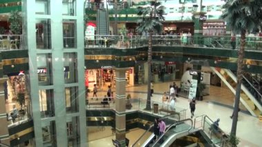 İnsanlar büyük bir alışveriş merkezinde alışveriş