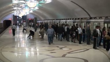 Bakü'de metroya binen yolcular