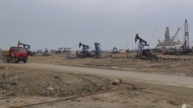 Bir kamyon Bakü'den geçiyor.