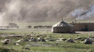 Bir yurt kamp ile yürüyüş yaks