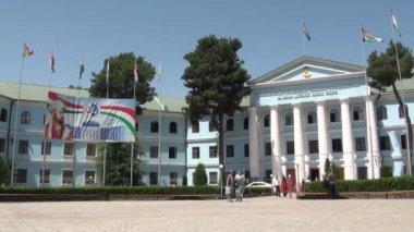 Üniversite binasında yürüyen insanlar