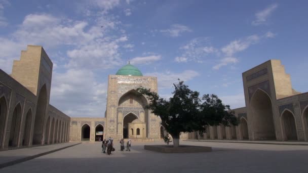 Homens e mulheres caminham em direção à saída da mesquita — Vídeo de Stock