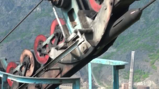 A cable car takes workers down — Stock Video