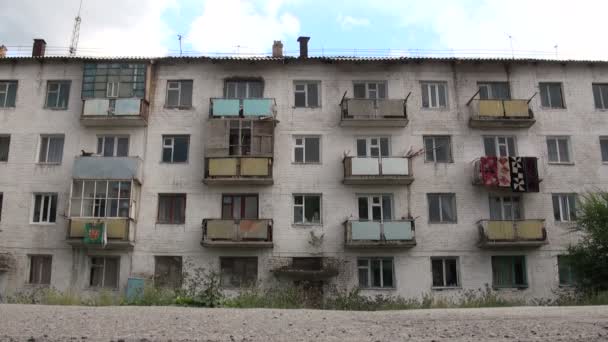 El hombre camina más allá del viejo edificio — Vídeo de stock