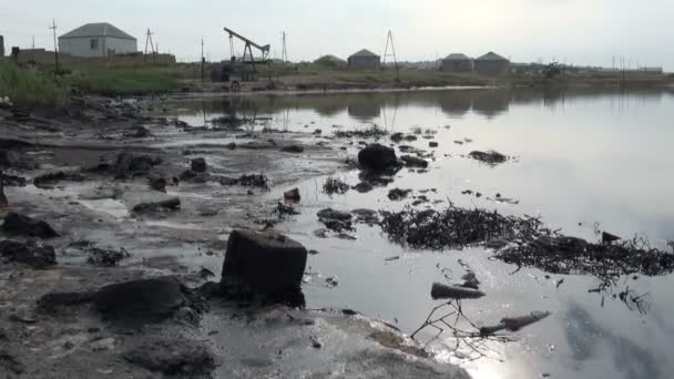 Campos de petróleo poluídos em Baku . — Vídeo de Stock