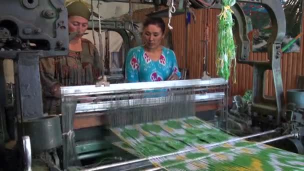 Mulher velada operando uma velha máquina de seda — Vídeo de Stock