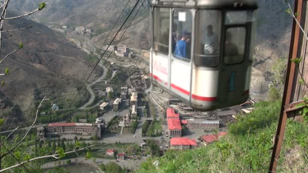 Um elevador de cabo desce. — Vídeo de Stock