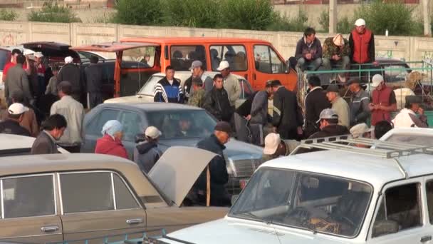 As pessoas preparam-se para o bazar do Domingo de Karakol — Vídeo de Stock