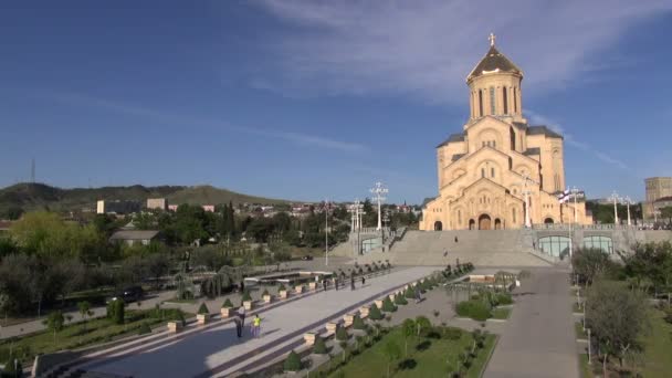 Panoramica della Cattedrale di Tsminda Sameba a Tbilisi — Video Stock