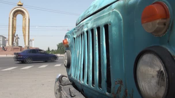 Il traffico passa davanti a un autobus sovietico — Video Stock