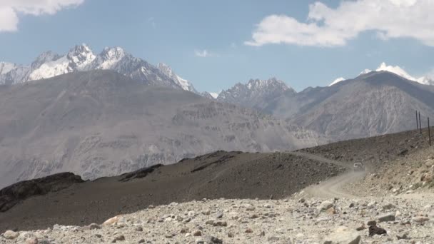 Jeep drives through  mountain scenery — Stock Video