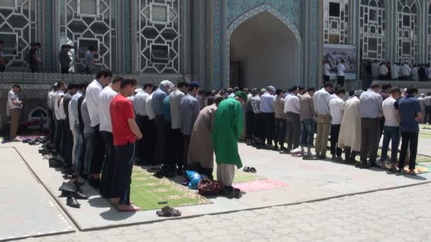 Gente rezando el viernes en la mezquita — Vídeos de Stock