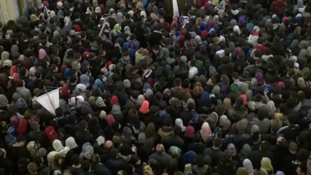 Studenti navštěvují protest uvnitř katedrály v Tbilisi. — Stock video