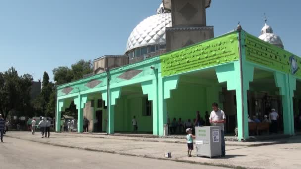 La gente asiste a la oración del viernes en la mezquita — Vídeo de stock