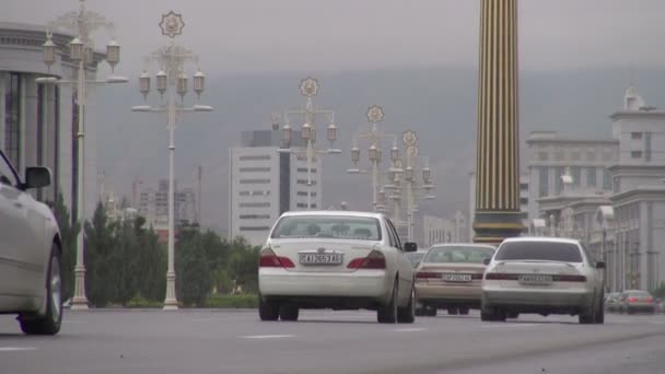 Tráfico conduce a través de las calles de Ashgabat — Vídeos de Stock