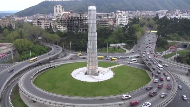 Kahraman meydanın karşısındaki trafik sürücüleri — Stok video