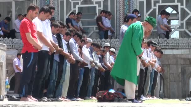 lidé modlící se v pátek v mešitě