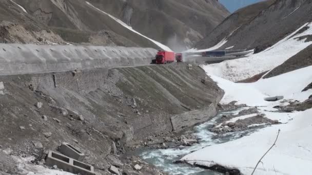 Vrachtwagens rijden in bergwegen — Stockvideo