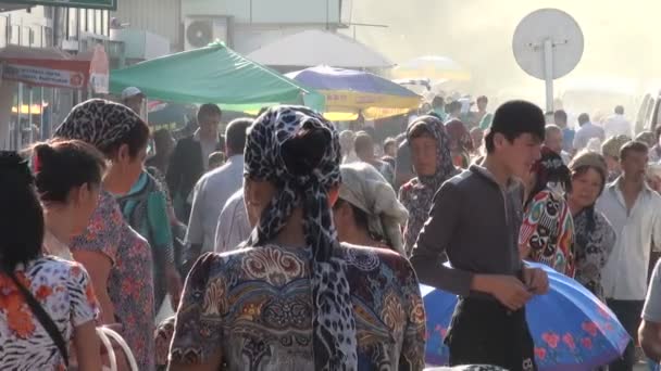 Mujeres vendiendo frutas en el bazar — Vídeo de stock